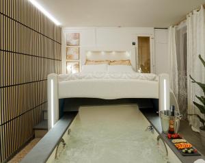 1 dormitorio con 1 cama en una habitación en Cascina Ridolfi - Il Nido d'Amore, en Spello