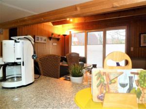 uma cozinha com uma bancada e comodidades para preparar café em Knechtsand em Dorum Neufeld