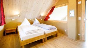 2 Betten in einem Zimmer mit Fenster in der Unterkunft Rotes Haus in Monschau