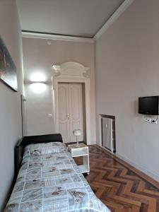 una camera con letto e TV a parete di Loca a Torino