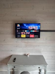 TV at/o entertainment center sa GITE AR MILIN