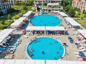 uma vista superior de uma piscina num resort em Premier Fort Sands Resort - Full Board em Sunny Beach