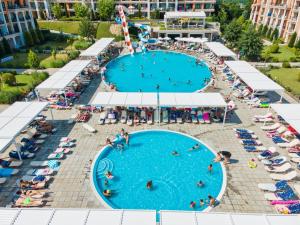 eine Aussicht auf einen Pool in einem Resort in der Unterkunft Premier Fort Sands Resort - Full Board in Sonnenstrand