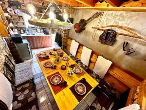una vista aérea de una mesa de comedor en un restaurante en HOUSE OF MIKA, en Ruse
