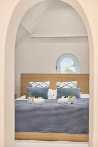een slaapkamer met een groot bed met kussens erop bij Luxurious villa with sauna in the countryside near Knokke in Knokke-Heist