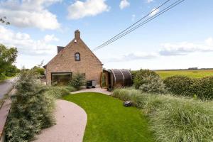 een huis met een wijnkelder en een tuin bij Luxurious villa with sauna in the countryside near Knokke in Knokke-Heist