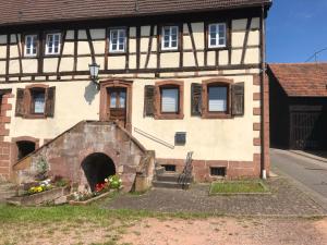 SchindhardにあるFerienwohnung am Dorfbrunnenの石窯付きの古民家