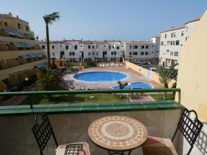 un balcon avec vue sur une piscine dans l'établissement El Halcon - Halcon Dream, à Arona