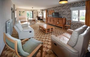een woonkamer met 2 banken en een tv bij Beautiful Home In Velleron With House A Panoramic View in Velleron