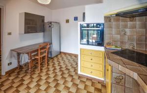 een keuken met een tafel en een aanrecht bij Beautiful Home In Velleron With House A Panoramic View in Velleron