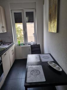 een kleine keuken met een tafel en een raam bij City-Apartment in Krefeld, Küche, nähe Düsseldorf Messe in Krefeld
