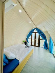 1 dormitorio en una tienda de campaña con 1 cama en VILLA BIỂN XANH 3 - View Biển Đảo Phú Quý, en Cu Lao Thu