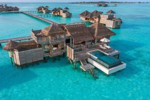 een eiland in de Malediven met een huis in het water bij Gili Lankanfushi Maldives in North Male Atoll