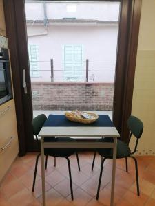 ガエータにあるCassiopeaの窓付きのキッチン(テーブル、椅子付)