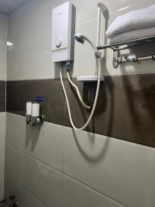uma mangueira ligada a um chuveiro na casa de banho em Gia Hân Hotel em Ho Chi Minh