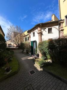 un bâtiment en briques avec un chemin devant lui dans l'établissement Chiesetta abside ex seminario - ApartamentRovigo, à Rovigo