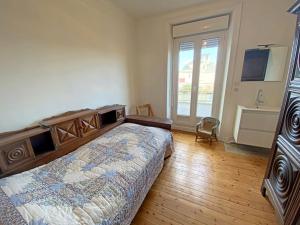 a bedroom with a large bed and a bathroom at RÉF 407 - LARMOR PLAGE Maison de famille pleine vue mer in Larmor-Plage