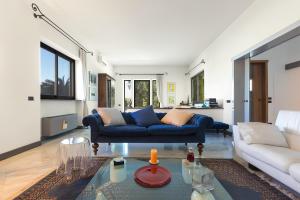 a living room with a blue couch and a table at Villa Elena, Galatina (LE) in Galatina