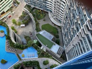an aerial view of a city with a large building at Luxury Urban Bliss-Stylish 3 Bedroom 4room Makati Oasis in Air residence in Manila