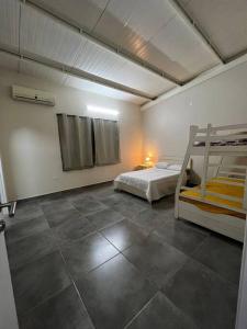1 dormitorio con 2 literas en una habitación en Casa Quincho con Piscina, en Luque