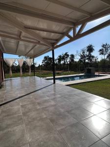 eine leere Terrasse mit einem Pavillon und einem Pool in der Unterkunft Casa Quincho con Piscina in Luque