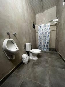 łazienka z umywalką, toaletą i pisuarem w obiekcie Casa Quincho con Piscina w mieście Luque