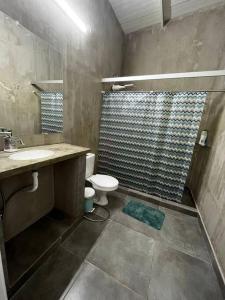 W łazience znajduje się umywalka, toaleta i prysznic. w obiekcie Casa Quincho con Piscina w mieście Luque
