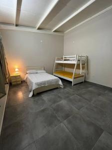 1 dormitorio con 2 literas en una habitación en Casa Quincho con Piscina en Luque