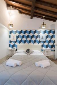 sypialnia z dużym łóżkiem z niebieskimi i białymi kafelkami w obiekcie F5 -Santa Croce one bedroom flat 2 to 4 guests we Florencji