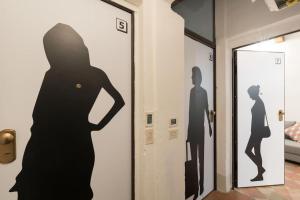 Eine Frau in einem schwarzen Kleid, die vor einer Tür steht. in der Unterkunft F5 -Santa Croce one bedroom flat 2 to 4 guests in Florenz