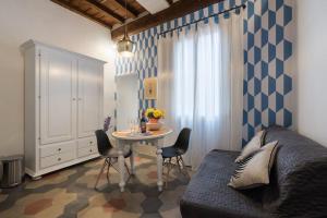 sypialnia z łóżkiem i stołem z krzesłami w obiekcie F5 -Santa Croce one bedroom flat 2 to 4 guests we Florencji