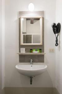 W łazience znajduje się umywalka i lustro. w obiekcie F5 -Santa Croce one bedroom flat 2 to 4 guests we Florencji