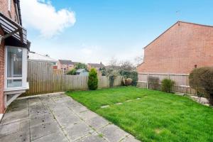 a backyard with a fence and a yard withgrass at Beautiful 2 Bedroom house, Wendover Free Parking in Wendover