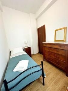 sypialnia z łóżkiem, komodą i lustrem w obiekcie La Casa di Garibaldi w mieście San Demetrio neʼ Vestini