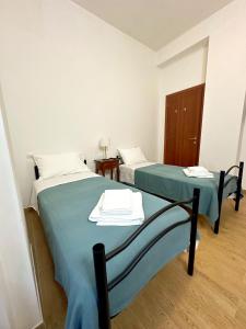 two twin beds in a room with at La Casa di Garibaldi in San Demetrio neʼ Vestini