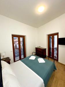 a bedroom with a bed with two towels on it at La Casa di Garibaldi in San Demetrio neʼ Vestini