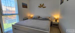 - une petite chambre avec un lit et une fenêtre dans l'établissement Villa T3 à 400m de la plage avec piscine, à Vias