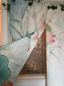 una pintura de flores rosas en una pared en Single room in shared flat Valley Hill, Loughton en Loughton
