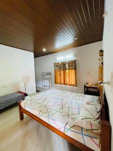 1 dormitorio con 1 cama grande en una habitación en Appu's Abode en Kollam