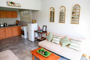 Una sala de estar con un sofá blanco y una mesa. en Klinkies, en Potchefstroom 59 fotos más