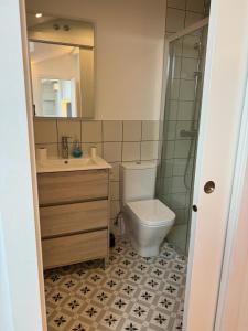 een badkamer met een toilet, een wastafel en een spiegel bij Aldeas de Ezcaray in Ezcaray