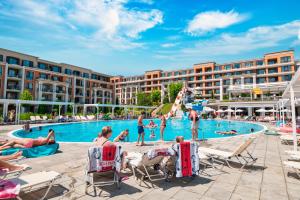 un grupo de personas en la piscina de un complejo en Premier Fort Beach Hotel, en Sveti Vlas