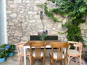 einen Tisch und Stühle mit Blumen auf der Terrasse in der Unterkunft Krem Hotel in Alacati