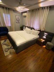 Un pat sau paturi într-o cameră la KAFT2 HOTELS