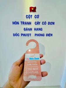 una mano sosteniendo un paquete de pegamento para la garganta del perro en VILLA BIỂN XANH 3 - View Biển Đảo Phú Quý, en Cu Lao Thu