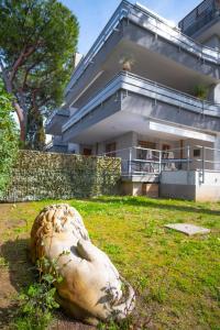 eine Statue eines Baseballhandschuhs vor einem Haus in der Unterkunft grande appartamento zona viale ceccarini con giardino in Riccione