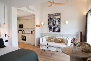 uma sala de estar com um sofá e uma mesa em Résidence Les Suites Pereire em Arcachon