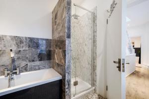 a bathroom with a tub and a shower at Charming 2 bed House in London - Roof Top Terrace in London