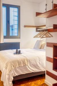 een slaapkamer met een wit bed en een raam bij 2-BR Haven in Antwerp in Antwerpen