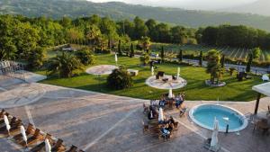 een luchtzicht op een resort met een zwembad bij Bellavigna Country House in Montefalcione